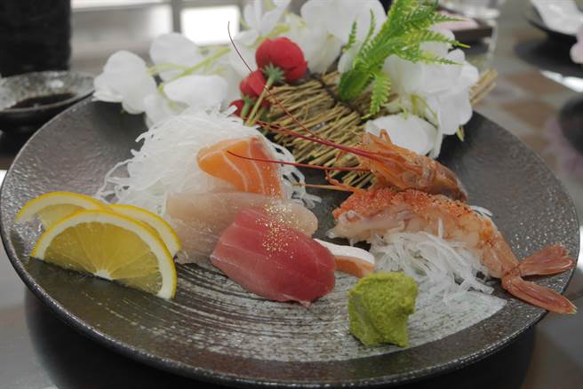 金瓜石过去为开採黄金的重要矿山，最近有鱼贩创意研发「金箔生鱼片」，既新奇又好吃。（朱志成提供／吴康玮新北报导）