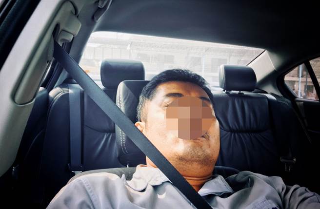 高雄民眾发现一辆车子没熄火、驾驶呼呼大睡，怀疑酒驾报案，警方却未依照酒驾流程处理，遭质疑纵放，三民一分局承认处理有疏失。（示意图，非当事人。达志影像/shutterstock）