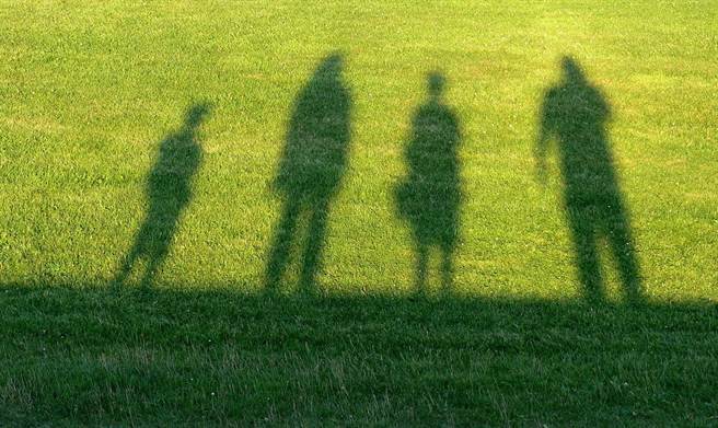 医师表示，不痛不痒的骨松，常是在严重骨折后才被察觉。人每年量身高时，一旦比以往矮大于3公分，就不单只是水分流失的问题，得怀疑是脊椎压迫性骨折所致。(示意图/Pixabay)