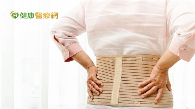 不明原因下背痛，特别是长期下背有着「闷痛感」，就得怀疑可能是骨松引起的脊椎压迫性骨折。(图/健康医疗网提供)