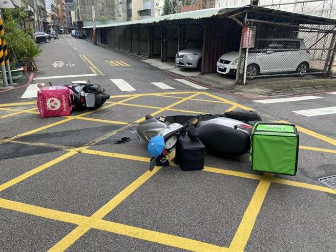 吴柏毅和傅潘达相撞，2美食外送员人车倒地，所幸并无大碍。(翻摄照片／蔡依珍桃园传真)