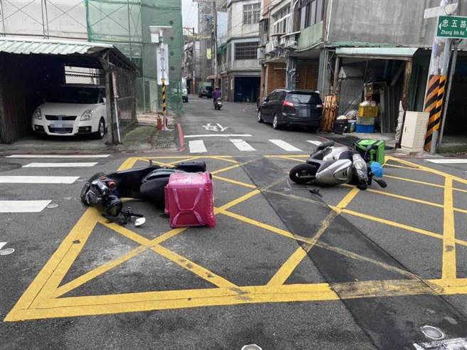 吴柏毅和傅潘达相撞，2美食外送员人车倒地，所幸并无大碍。(翻摄照片／蔡依珍桃园传真)