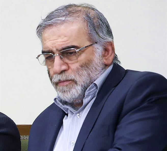 有「伊朗核武之父」之稱的伊朗核子科學家法克里薩德（Mohsen Fakhrizadeh）27日遭狙殺身亡。（資料照／美聯社、伊朗最高領袖辦公室提供）