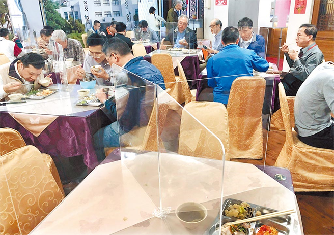 一个人去餐厅用餐时该怎么占位？有内行人曝妙招，绝不怕东西被偷。(资料照/姚志平摄)