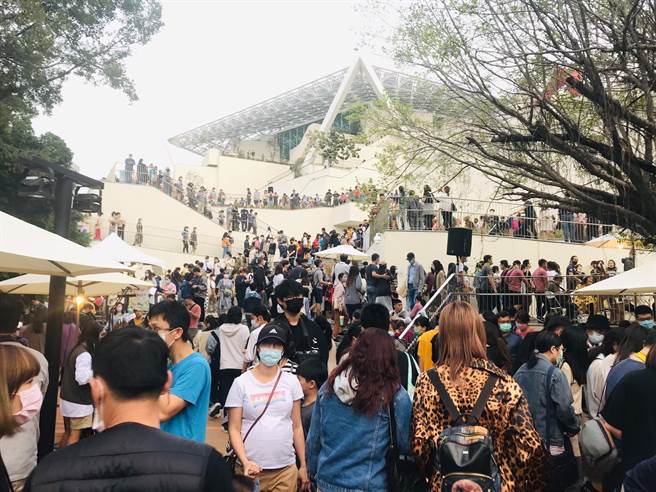 台南市政府观旅局上周末在南美馆二馆举办市集、音乐节等活动，吸引超过10万人次参访，但因现场人潮过多，引发民眾抱怨。（南市府观旅局提供／李宜杰台南传真）