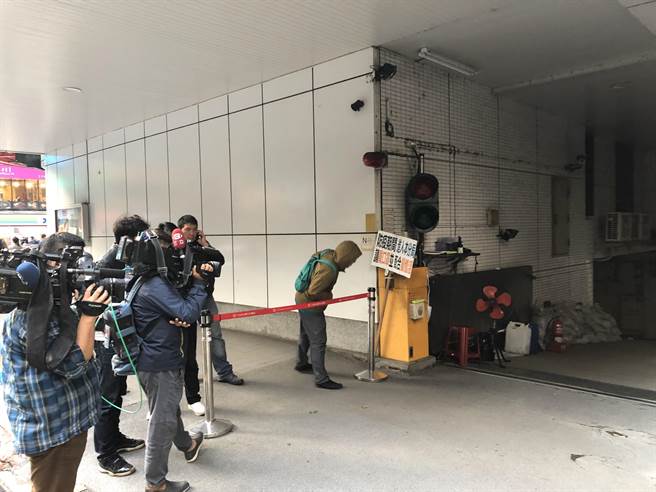 11/27中正一分局拉起红龙替行政院前发言人丁怡铭座车开道，引发路过民眾不满。（本报资料照/李文正摄）