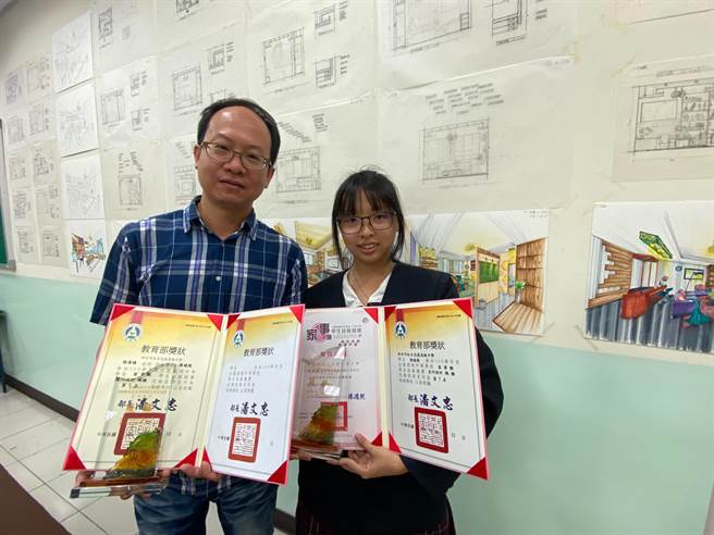 新竹市光復高中室内设计科学生陈晓薇，拿下今年全国中等学校技艺竞赛家事类室内设计职种优胜佳绩，左为指导老师张清帧。（陈育贤摄）