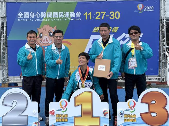 嘉義縣政府教育處長陳添丁（左二）、體育會理事長羅信富（右二）頒獎給選手林宜太（中）。（嘉義縣政府教育處提供∕呂妍庭嘉義傳真）