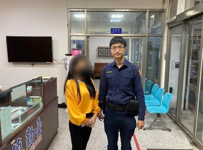 正妹找到手机，雀跃地与员警合影留念。（警方提供）