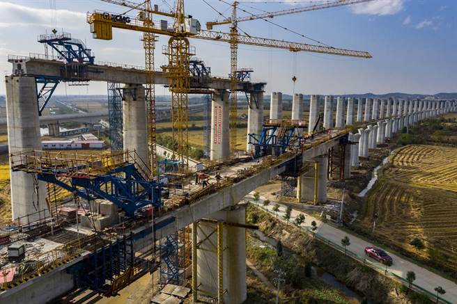 大陆经济最早从疫情中恢復。图为湖北黄黄高铁(黄冈-黄梅)施工。(新华社资料照片)