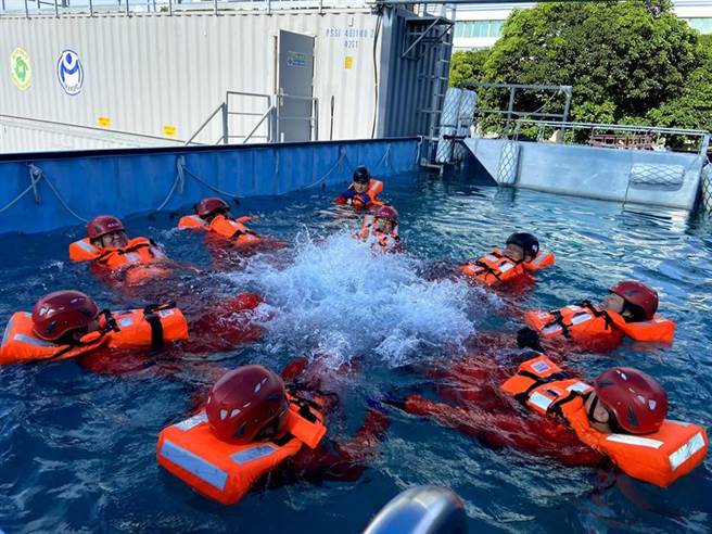 GWO国际证照Sea Survival海上求生训练。图／金属中心提供
