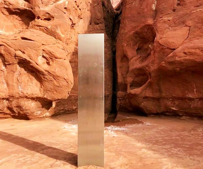 美國猶他州沙漠深處的神秘高大金屬碑離奇消失。（圖／路透社、猶他州公共安全部）