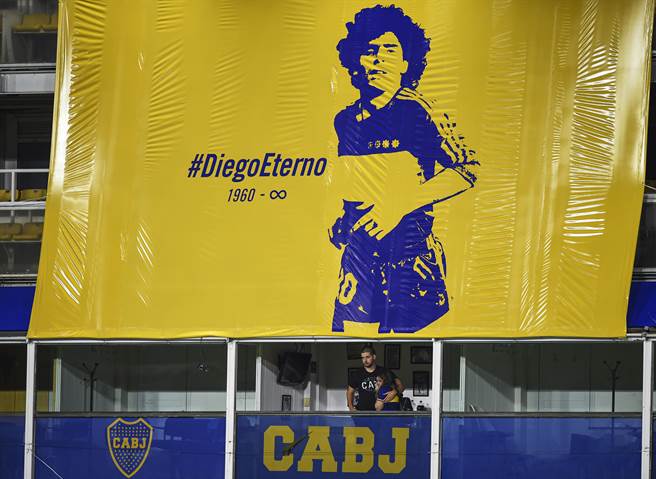 阿根廷足球传奇马拉度纳25日因心臟病发逝世，享寿60岁。(图/美联社) 