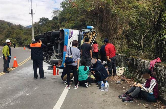 巴士翻覆路旁，伤者等待救援。（民眾提供／黄立杰台中传真）