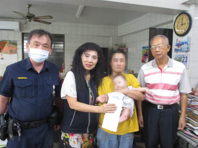 每逢有无名尸、街友、癌友或弱势收入民眾前来求助，若符合急难救助条件，林志营（左1）常积极转介到区公所，甚至转报民间慈善团体，协助度过难关。（警方提供／陈淑芬台中传真）