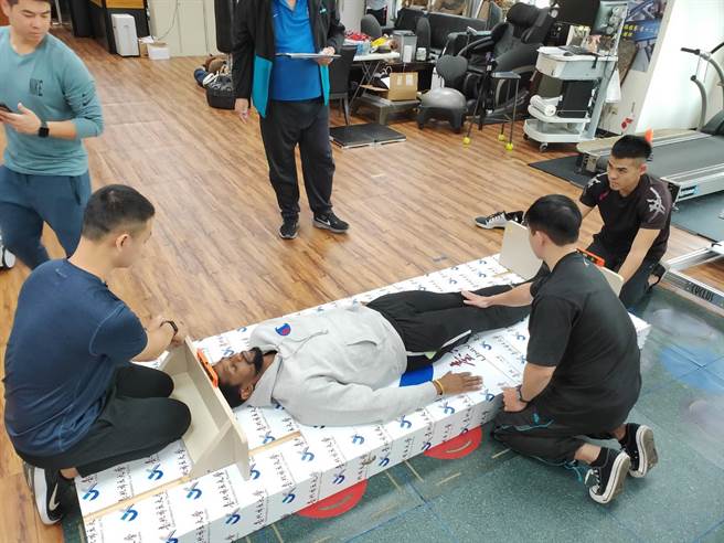 璞园洋将托尔伯躺在测量台上丈量身高，结果是199公分过关。(中华篮协提供)