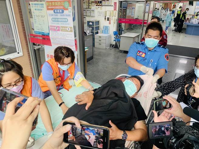 驾驶肇事中型巴士的林姓林姓司机，因车辆翻覆造成脚及胸腔受伤送医治疗。（廖志晃摄）