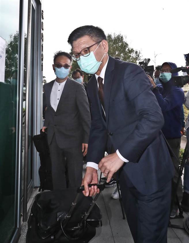 国家通讯传播委员会（NCC）决议对中天新闻台不予换照。中天电视向台北高等行政法院递状声请假处分；法院30日开庭审理，开庭前，神旺投资股份有限公司代理人陈文元律师（右）、中天电视委任律师方伯勋（左）及朱敏贤依序步入法院。（刘宗龙摄）