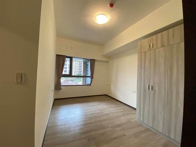 月租4万500元的明伦社会住宅28日开放赏屋，有民眾持手机将屋内拍下分享。（图／翻摄自谢小姐脸书）