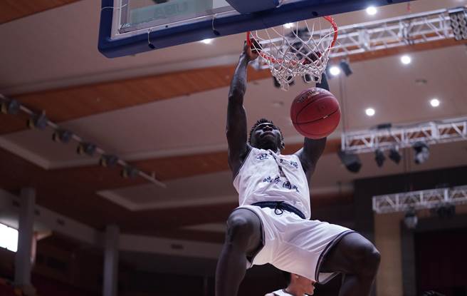 世新大学阿巴⻄把握机会灌篮。（大专体总提供）