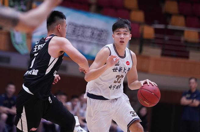 205公分长人吴沛嘉（右）从辅大转战世新。（大专体总提供）