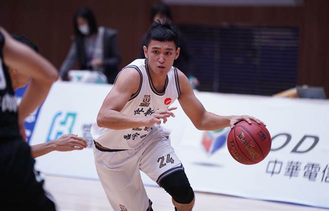 世新大学本季加入从政大转来的简贺宇。（大专体总提供）