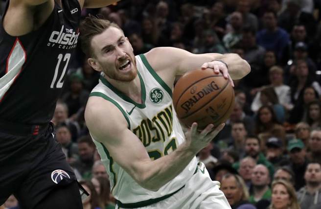 塞尔提克签下海沃德，立即转送给黄蜂，获取联盟史上最大的交易特赦空间2850万美元。（美联社资料照）