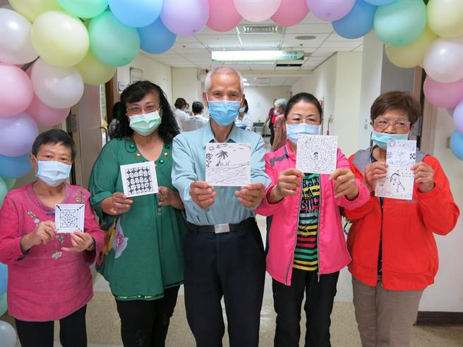 丰原医院邀请艺术教师教导病友们画重复画、缠绕画，以纾解病痛 。（丰原医院提供／陈淑娥台中传真）