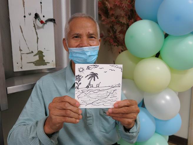 丰原医院邀请艺术教师教导病友们画重复画、缠绕画，以纾解病痛 。（丰原医院提供／陈淑娥台中传真）