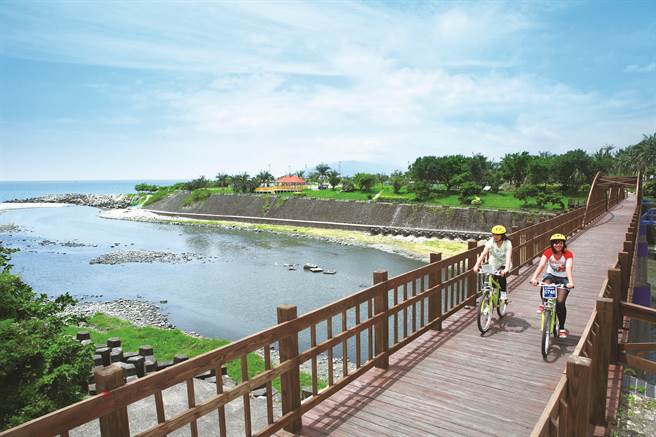 曙光桥非常适合女孩骑乘单车游玩。(图/花莲趣提供)