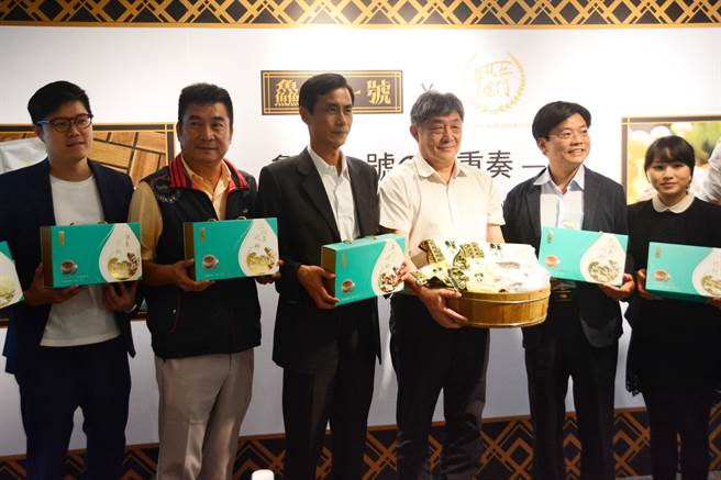 屏東水產精品「鱻活一號」11月30日宣告上架高雄頂級超市「平凡五金行」。（林宏聰攝）