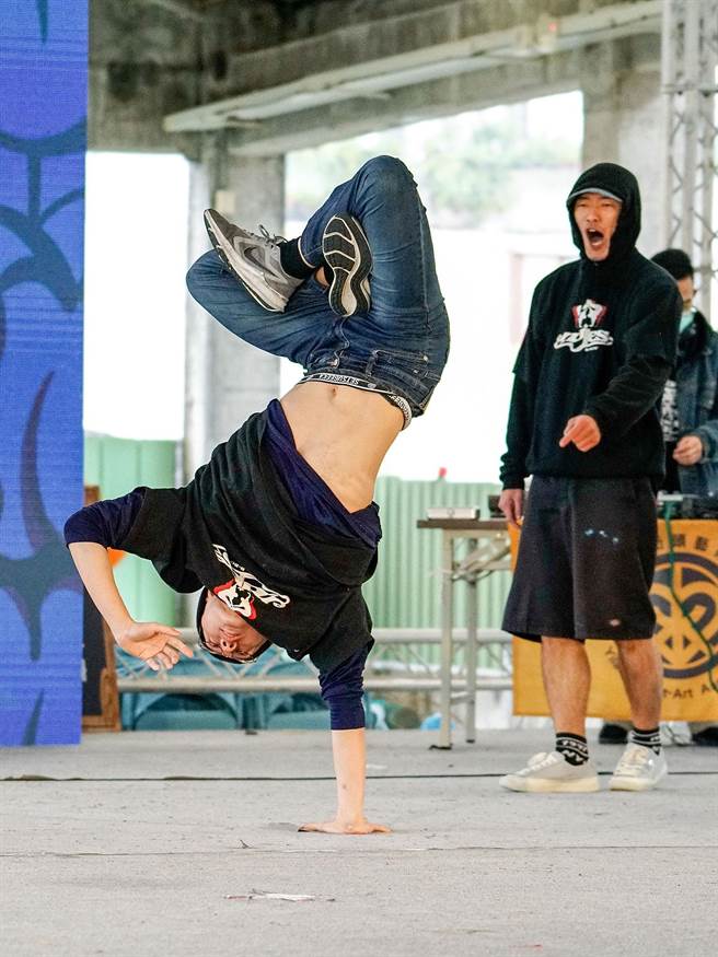 「宜兰街头文化艺术节」12月5、6日在中兴文创园区举办，今天以竞技尬舞秀等活动为艺术节暖身。（李忠一摄）