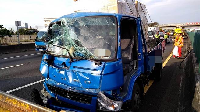 小货车在国道追撞联结车，车头全毁。（民眾提供／吴敏菁彰化传真）