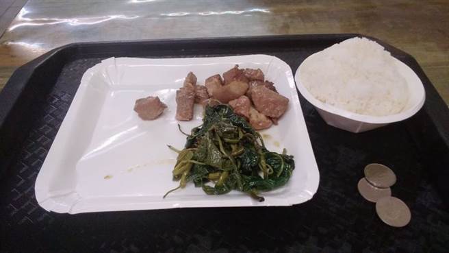 一名男网友于离峰时段赴自助餐，只夹取两样菜，却被收70元。（图／翻摄自爆怨公社)