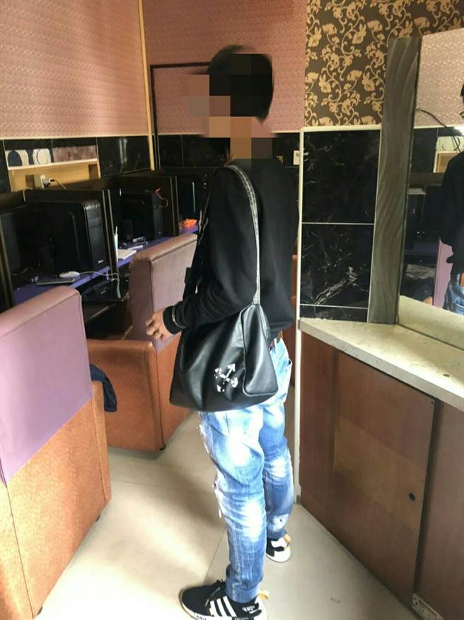 掳车勒赎的王嫌在网咖内被逮捕。（读者提供／程炳璋台南传真）