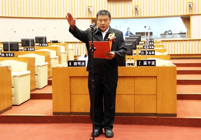 前屏东县副议长江维屏因选区议员涉嫌贿选遭判当选无效，30日正式宣誓就任。(屏县议会提供／林和生屏东传真)