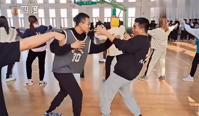 长春高校的两名男生在体育课的太极拳课程上把太极拳打成太极舞，在网路上爆红。（图／微博视频截图）