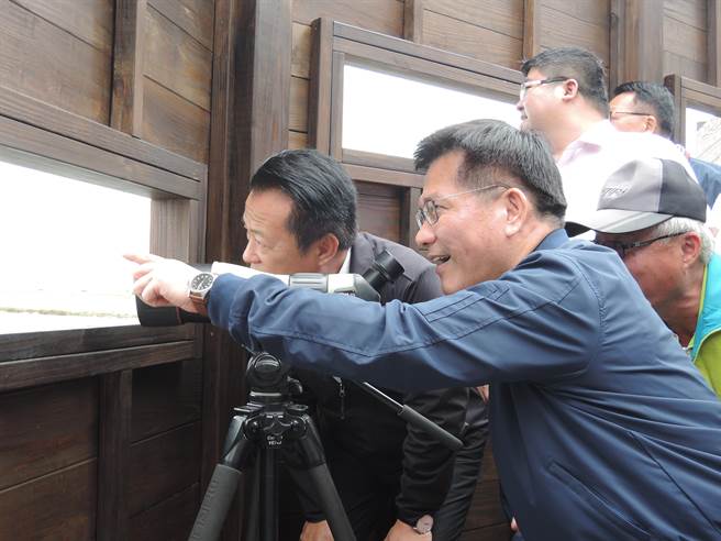 交通部长林佳龙（左二）拿着望远镜观赏候鸟时，看得惊呼连连。（张毓翎摄）