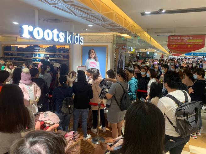 大新竹人消费力果然惊人！新竹SOGO周年庆11月26日开跑，4天创下超过8.2亿营收。（SOGO提供／陈育贤新竹传真）