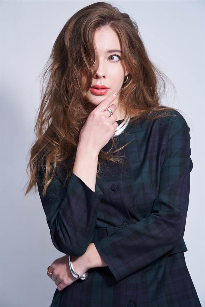 女星安妮穿著Marc Jacobs頂級服裝，配戴GEORG JENSEN珠寶演繹耶誕派對造型。（JOJ PHOTO攝）。