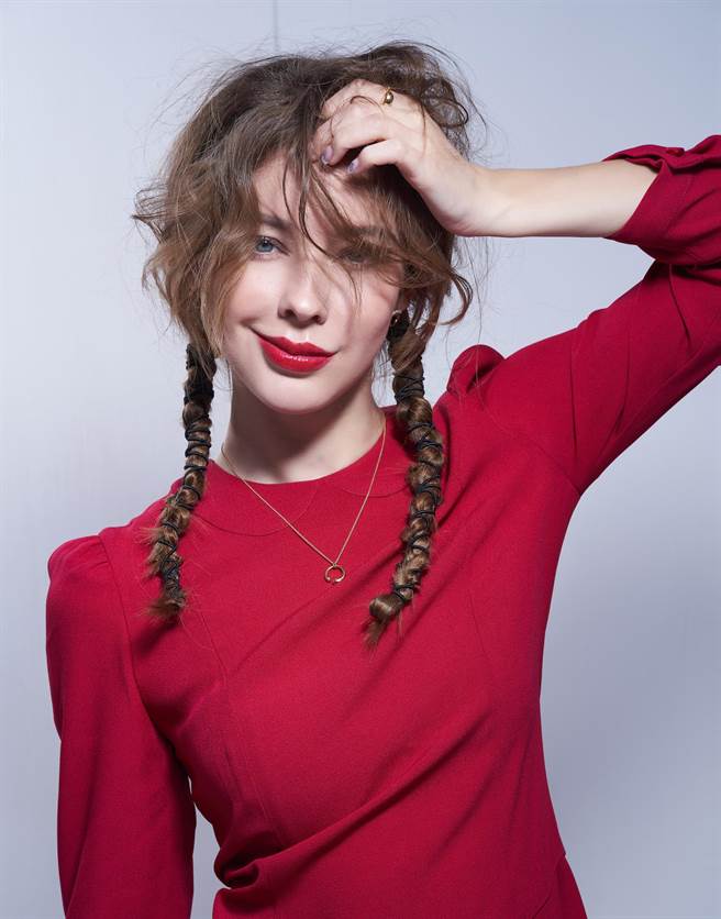 女星安妮穿上Marc Jacobs紅色洋裝，搭配淘氣表情，讓人感受自由奔放的活力（JOJPHOTO攝）