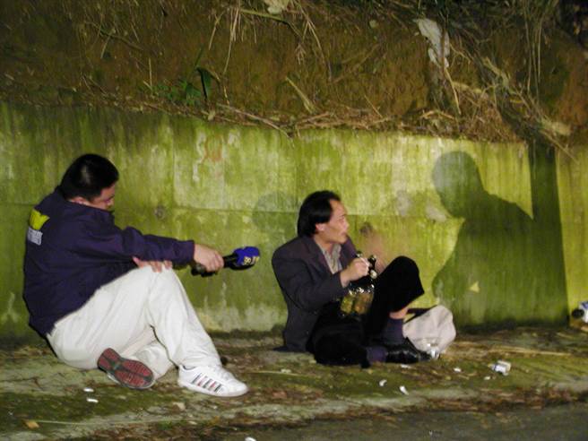 身绑炸药的黄金生引爆前，向假扮记者的新店警分局侦查员施俊雄诉苦。（报系资料照片）