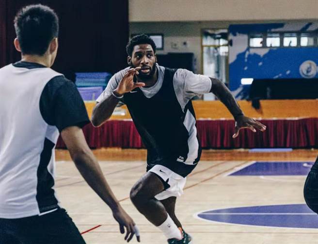 才刚结束14天隔离的布兰登，随即投入高雄九太训练。(九太提供)