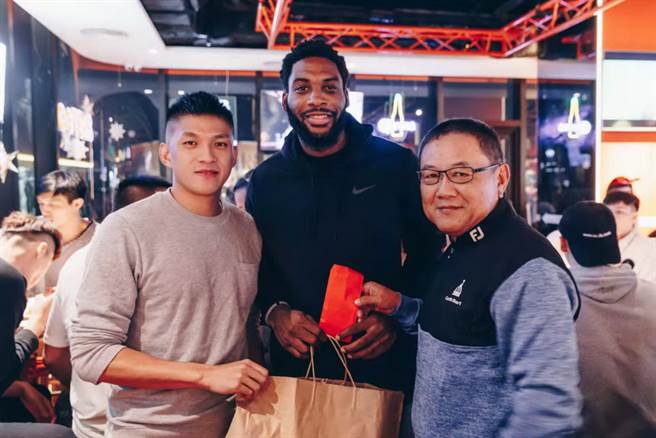 九太董事长沈会承(右)与队长于焕亚一起发红包给布兰登。(九太提供)
