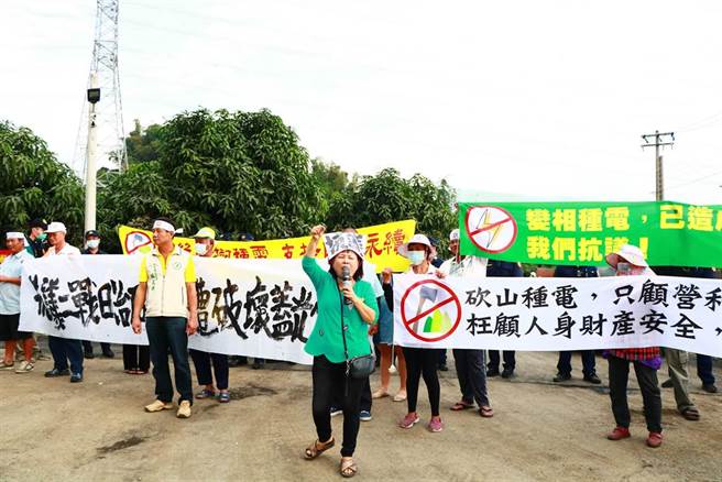 枋寮石頭營疑似二戰遺址種電爭議延燒，近2天的「未爆彈事件」更是引爆居民怒火，縣議員蔣月惠（中）30日帶領群眾封路抗議，要求廠商立即停工。（謝佳潾攝）
