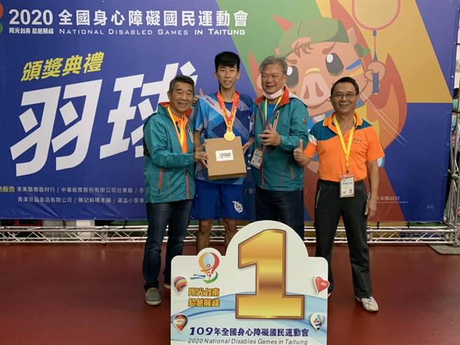 身障运南市代表队选手方振宇（左二）在本届赛事中，成就田径、羽球双栖双夺金的荣耀。（体育处提供／李宜杰台南传真）