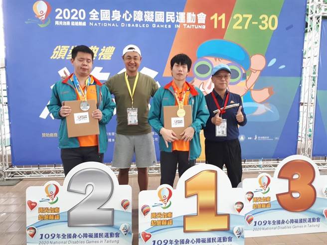 身障运南市代表队选手王咏亮（左一）、顏士翔（左三）在游泳项目中表现优异。（体育处提供／李宜杰台南传真）