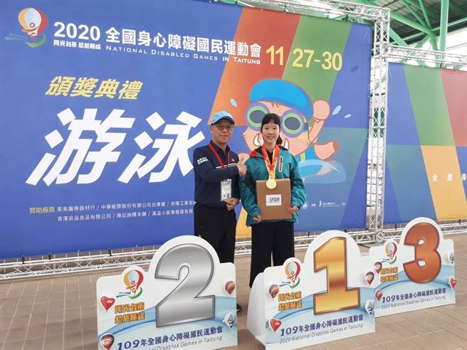 身障运南市代表队选手邵柏茵（右）在游泳项目中表现优异。（体育处提供／李宜杰台南传真）