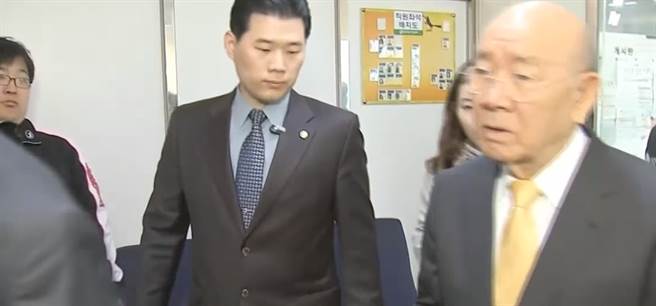 南韩前总统全斗焕（右）在2019年3月出庭。（图取自互联网）