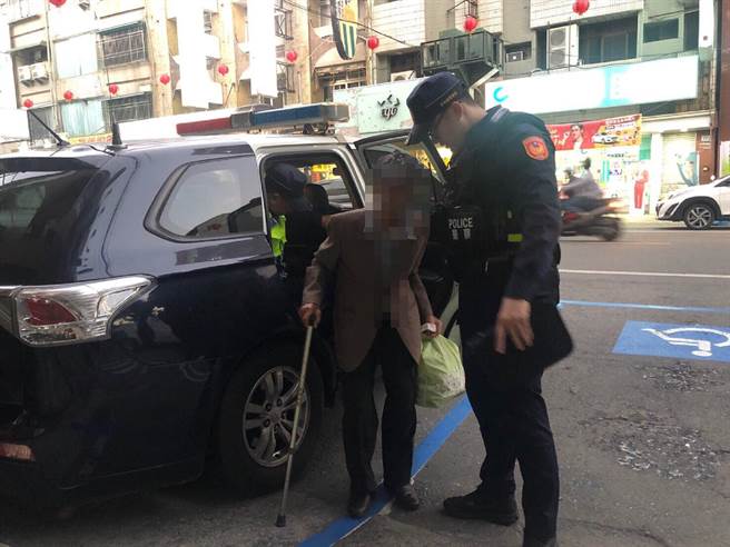 99歲人瑞搭錯車，雲林縣北港警分局協助返家。（北港警分局提供／張朝欣雲林傳真）